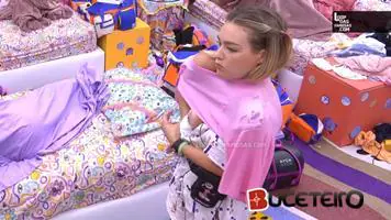 Jenny Scordamaglia flagra Barbara Heck pagando peitinho no BBB22