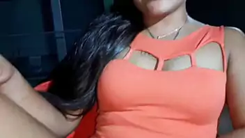 Mulher fazendo sexo com outra mulher e com um vibrador porno 