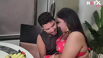 Saree Empregada doméstica gostosa fazendo sexo com o proprietário, quando a esposa do marido está por baixo 