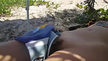 Morena pelada na praia