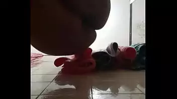 Mulher tirando a roupa e ficando pelada